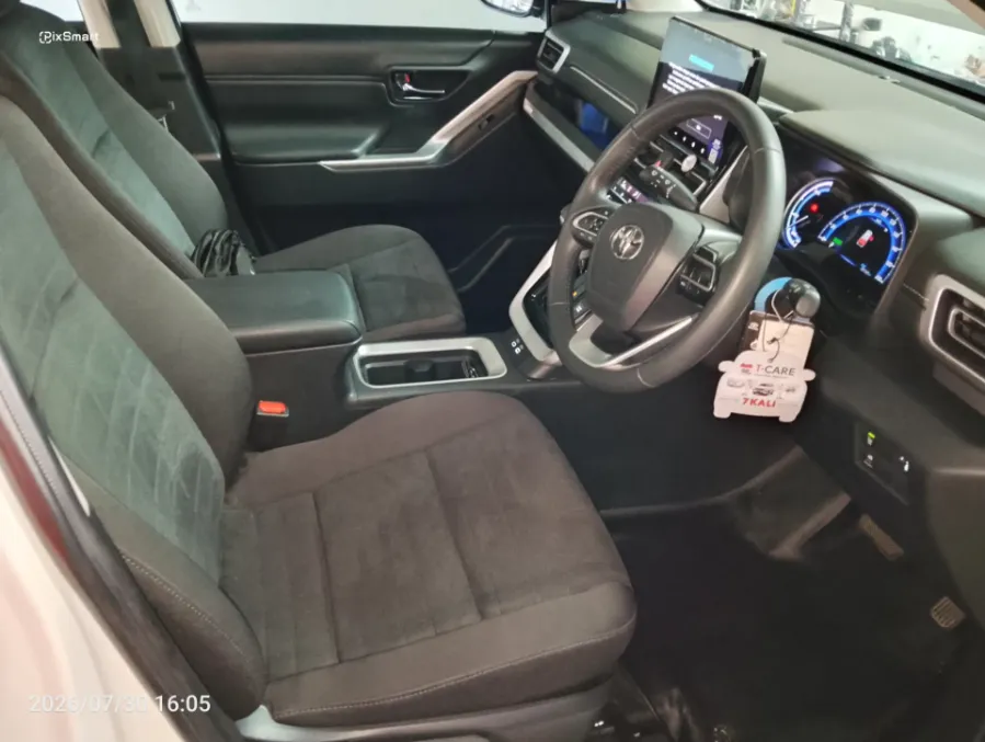 Foto Mobil Bekas Kabin Depan Toyota Kijang Innova 2.0 Zenix V HV CVT tahun 2025