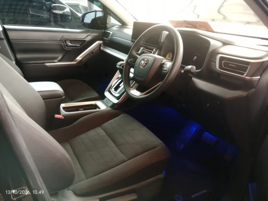 Foto Mobil Bekas Kabin Depan Toyota Kijang Innova 2.0 Zenix V HV CVT tahun 2026