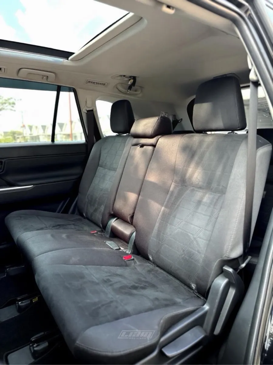 Foto Mobil Bekas Kabin Belakang Toyota Kijang Innova 2.0 Zenix V HV CVT Modellista tahun 2022