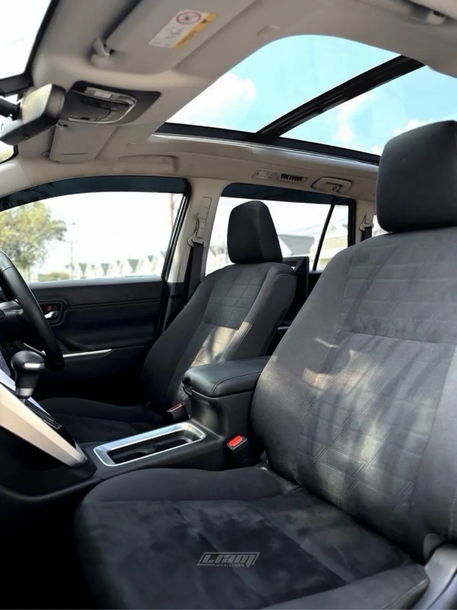 Foto Mobil Bekas Kabin Depan Toyota Kijang Innova 2.0 Zenix V HV CVT Modellista tahun 2022