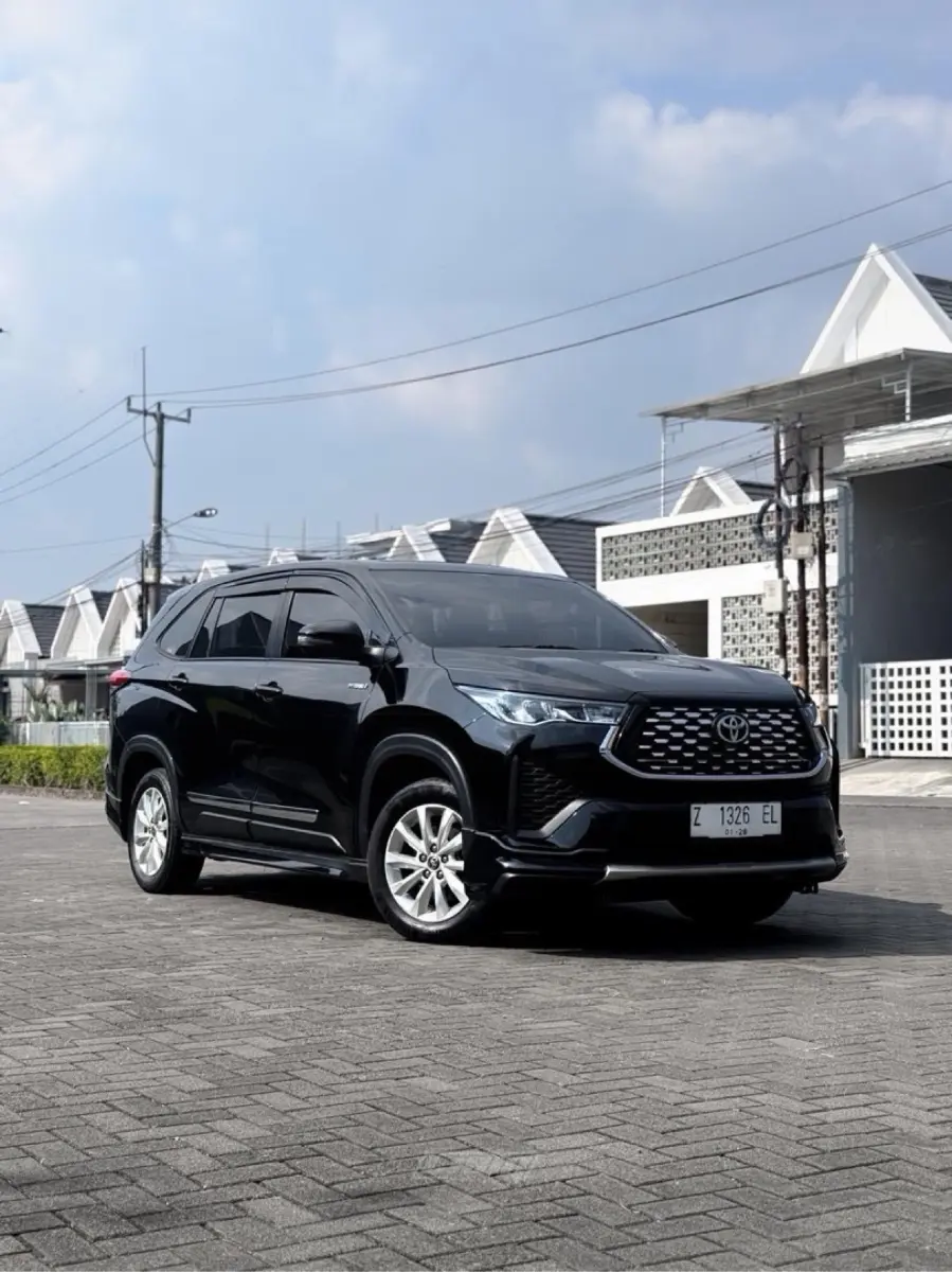 Foto Mobil Bekas Kanan Depan Toyota Kijang Innova 2.0 Zenix V HV CVT Modellista tahun 2022