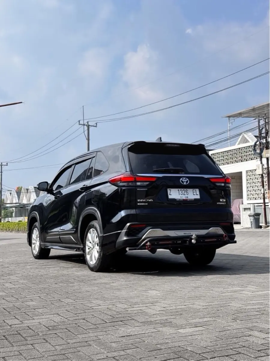 Foto Mobil Bekas Kiri Belakang Toyota Kijang Innova 2.0 Zenix V HV CVT Modellista tahun 2022