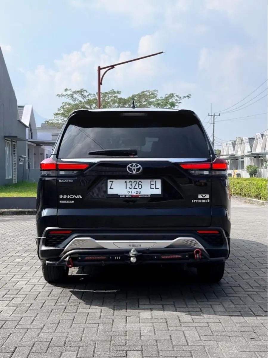 Foto Mobil Bekas Tampak Belakang Toyota Kijang Innova 2.0 Zenix V HV CVT Modellista tahun 2022