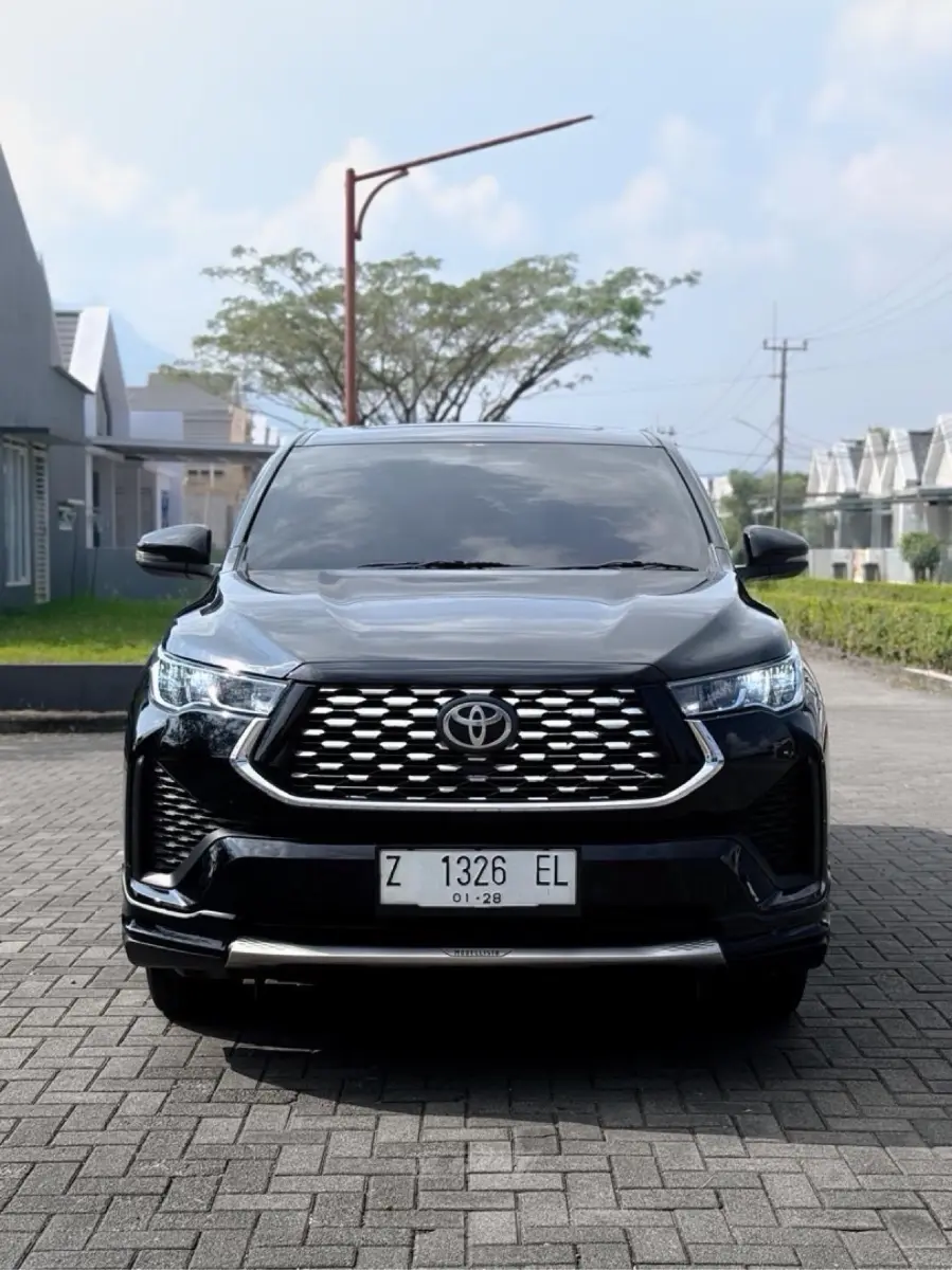Foto Mobil Bekas Tampak Depan Toyota Kijang Innova 2.0 Zenix V HV CVT Modellista tahun 2022