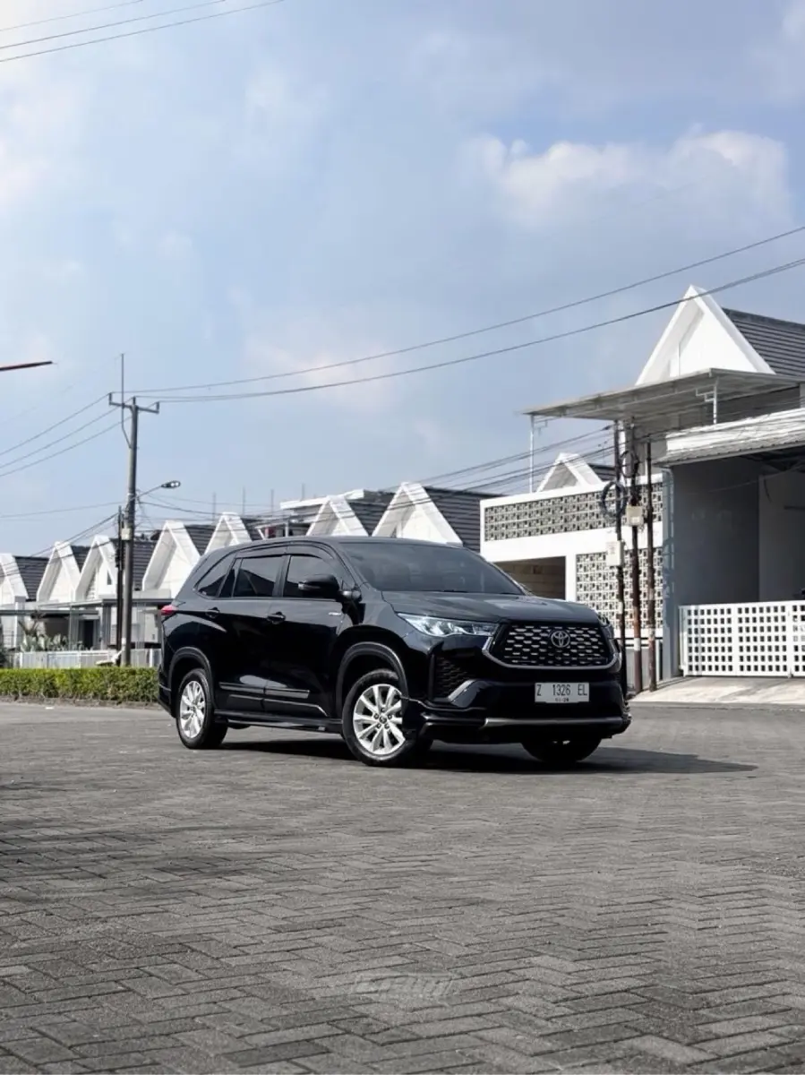 Foto Mobil Bekas Tampak Samping Toyota Kijang Innova 2.0 Zenix V HV CVT Modellista tahun 2022