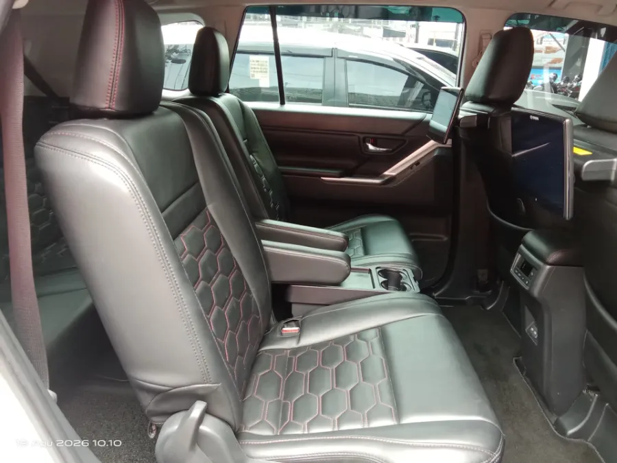 Foto Mobil Bekas Kabin Belakang Toyota Kijang Innova 2.0 Zenix V HV CVT Modellista tahun 2023