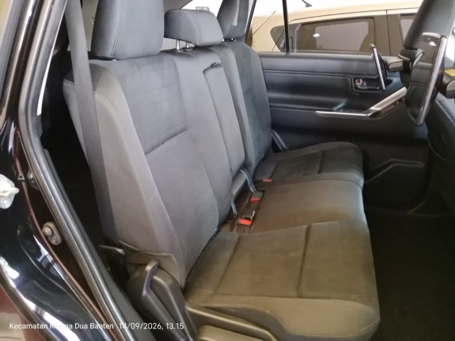 Foto Mobil Bekas Kabin Belakang Toyota Kijang Innova 2.0 Zenix V HV CVT Modellista tahun 2023