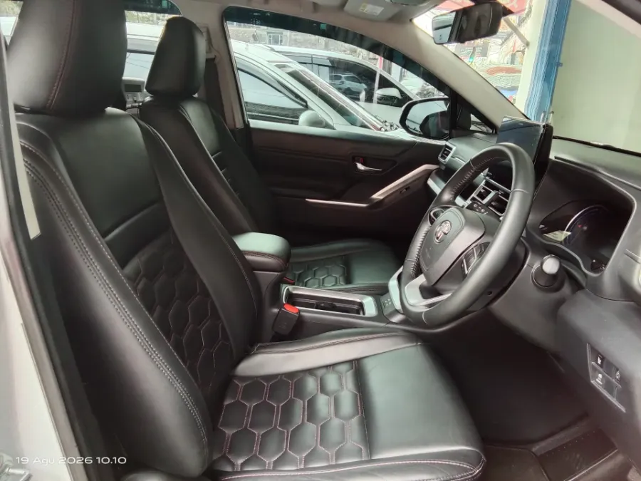 Foto Mobil Bekas Kabin Depan Toyota Kijang Innova 2.0 Zenix V HV CVT Modellista tahun 2023