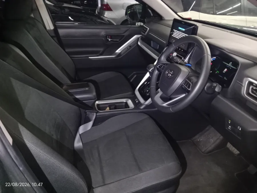 Foto Mobil Bekas Kabin Depan Toyota Kijang Innova 2.0 Zenix V HV CVT Modellista tahun 2023