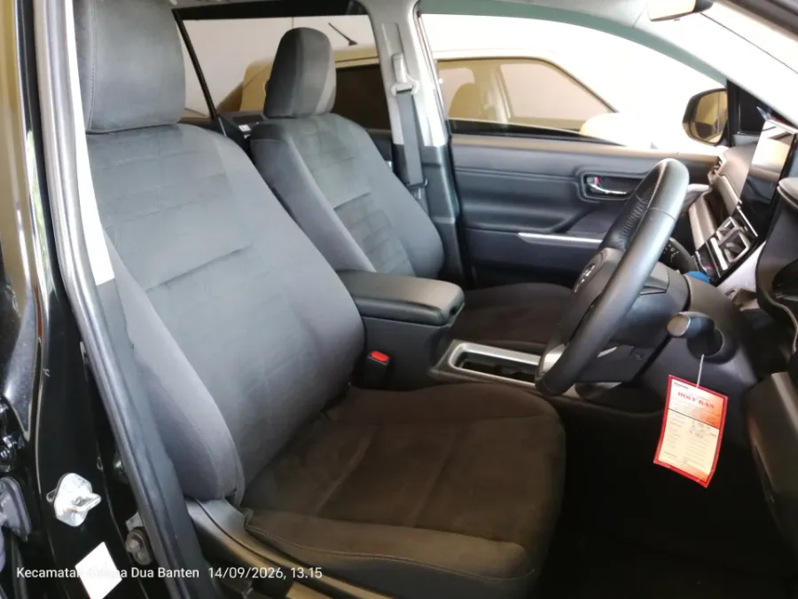 Foto Mobil Bekas Kabin Depan Toyota Kijang Innova 2.0 Zenix V HV CVT Modellista tahun 2023