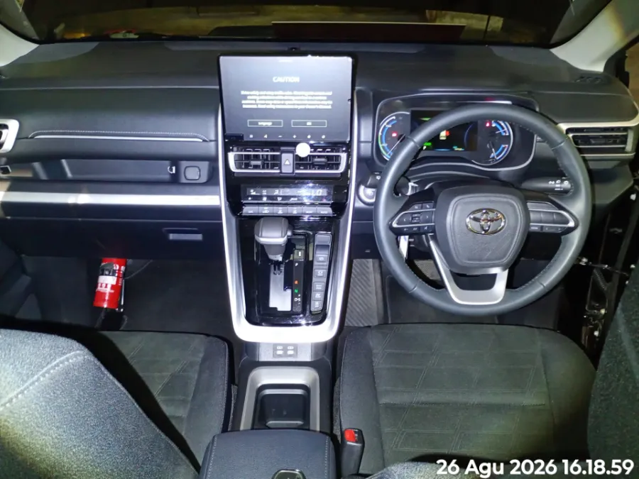 Foto Mobil Bekas Dashboard Toyota Kijang Innova 2.0 Zenix V HV CVT Modellista tahun 2024