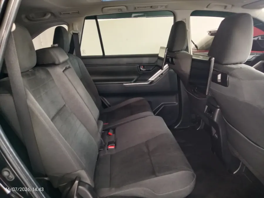 Foto Mobil Bekas Kabin Belakang Toyota Kijang Innova 2.0 Zenix V HV CVT Modellista tahun 2024