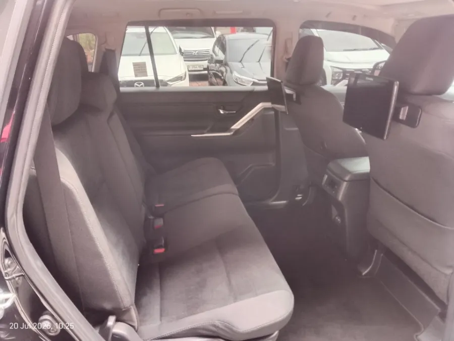 Foto Mobil Bekas Kabin Belakang Toyota Kijang Innova 2.0 Zenix V HV CVT Modellista tahun 2024