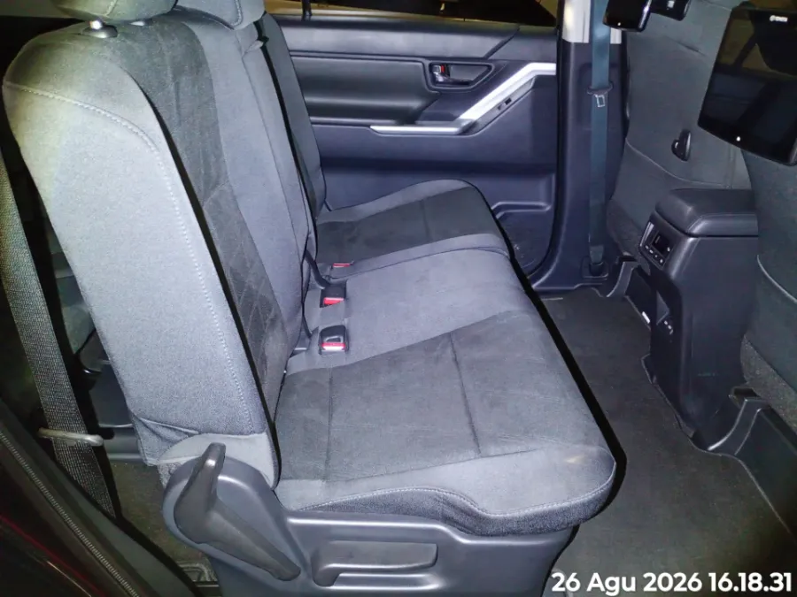 Foto Mobil Bekas Kabin Belakang Toyota Kijang Innova 2.0 Zenix V HV CVT Modellista tahun 2024