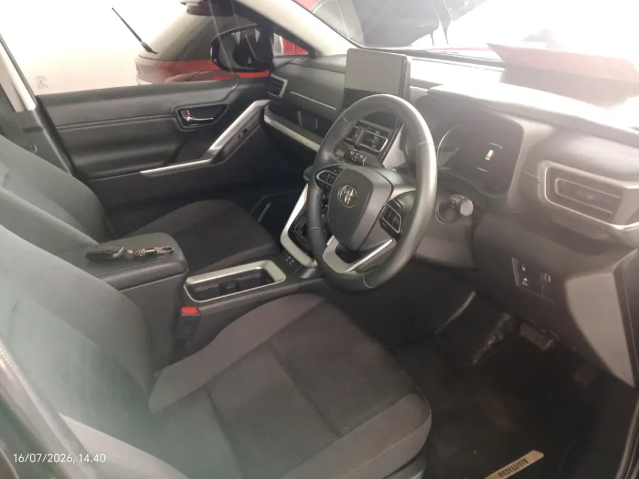 Foto Mobil Bekas Kabin Depan Toyota Kijang Innova 2.0 Zenix V HV CVT Modellista tahun 2024