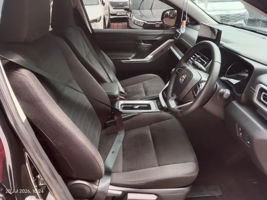 Foto Mobil Bekas Kabin Depan Toyota Kijang Innova 2.0 Zenix V HV CVT Modellista tahun 2024