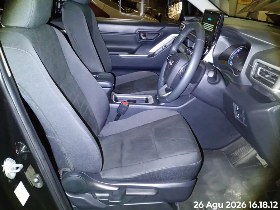 Foto Mobil Bekas Kabin Depan Toyota Kijang Innova 2.0 Zenix V HV CVT Modellista tahun 2024
