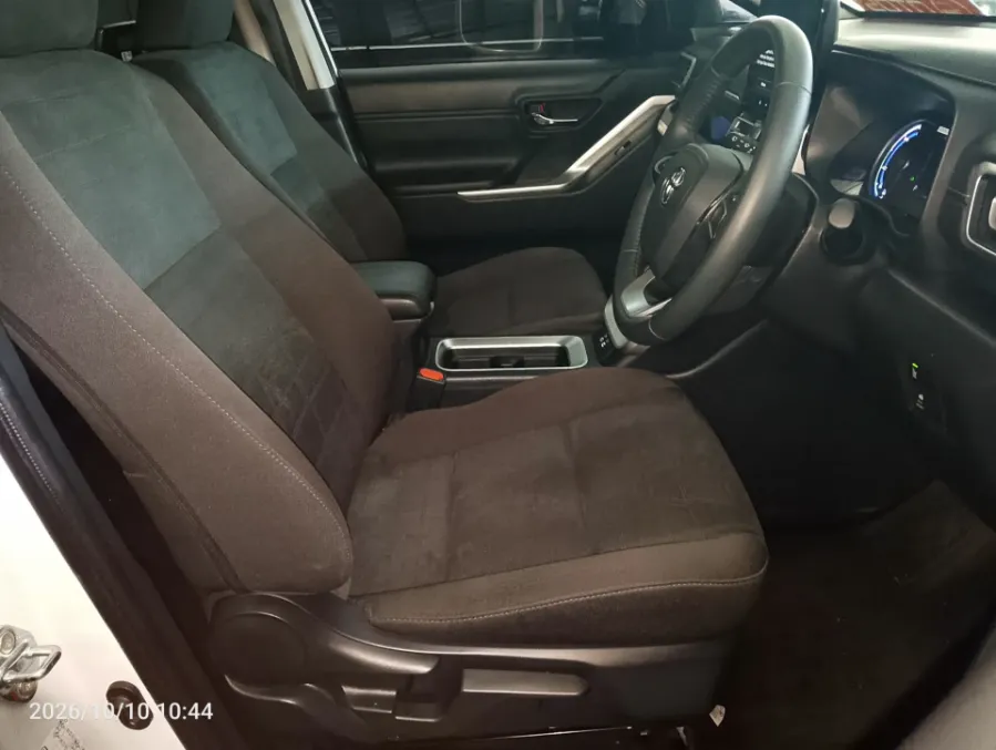 Foto Mobil Bekas Kabin Depan Toyota Kijang Innova 2.0 Zenix V HV CVT Modellista tahun 2025