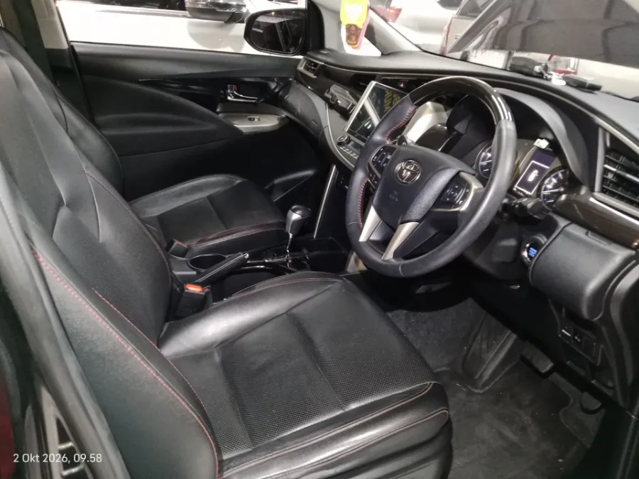 Foto Mobil Bekas Kabin Depan Toyota Kijang Innova 2.4 tahun 2021