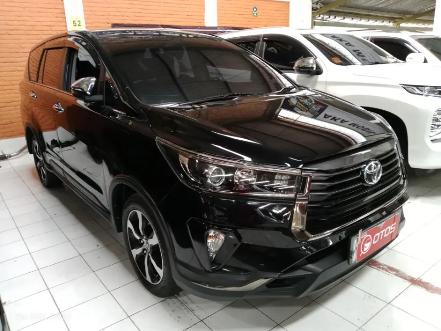 Foto Mobil Bekas Kanan Depan Toyota Kijang Innova 2.4 tahun 2021