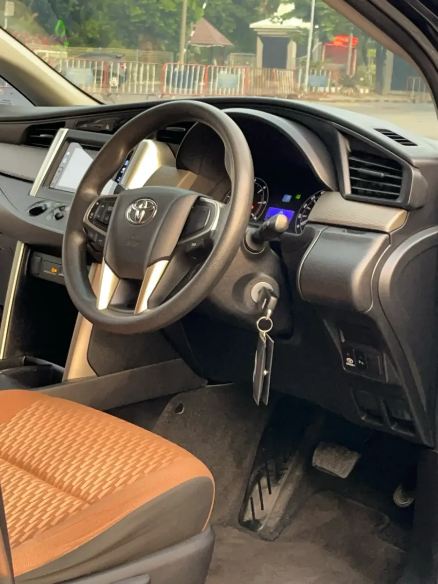 Foto Mobil Bekas Kabin Depan Toyota Kijang Innova 2.4 G tahun 2016