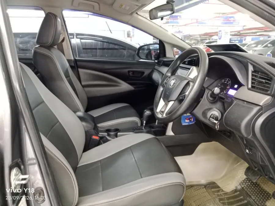 Foto Mobil Bekas Kabin Depan Toyota Kijang Innova 2.4 G tahun 2016