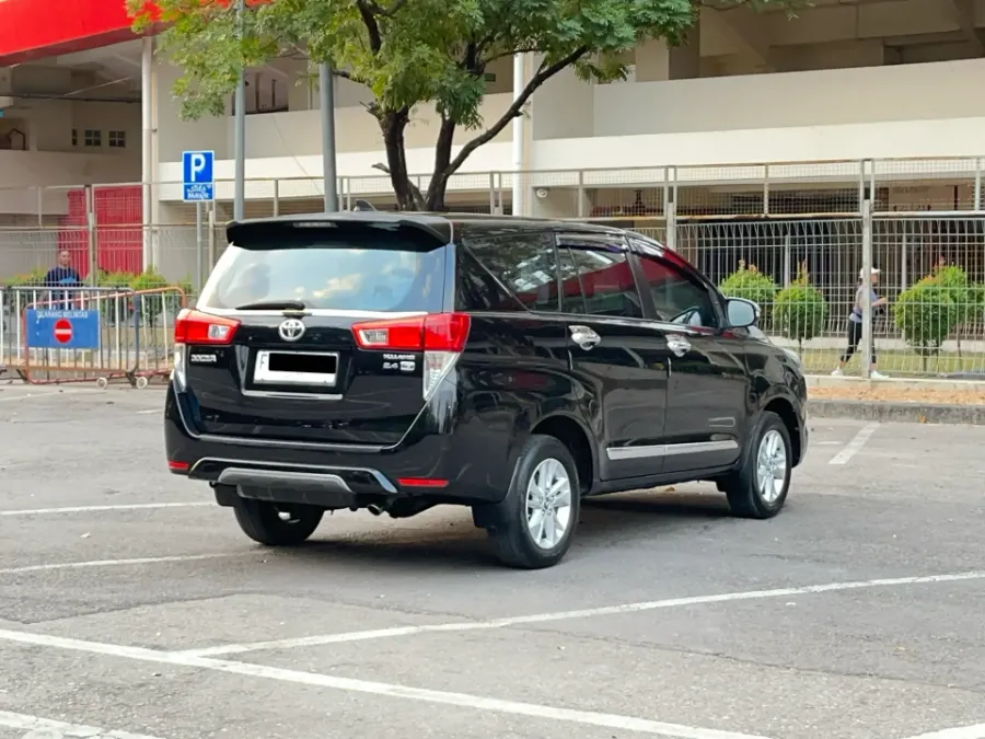 Foto Mobil Bekas Tampak Belakang Toyota Kijang Innova 2.4 G tahun 2016