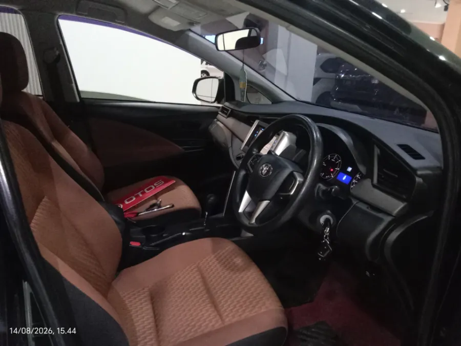 Foto Mobil Bekas Kabin Depan Toyota Kijang Innova 2.4 G tahun 2017