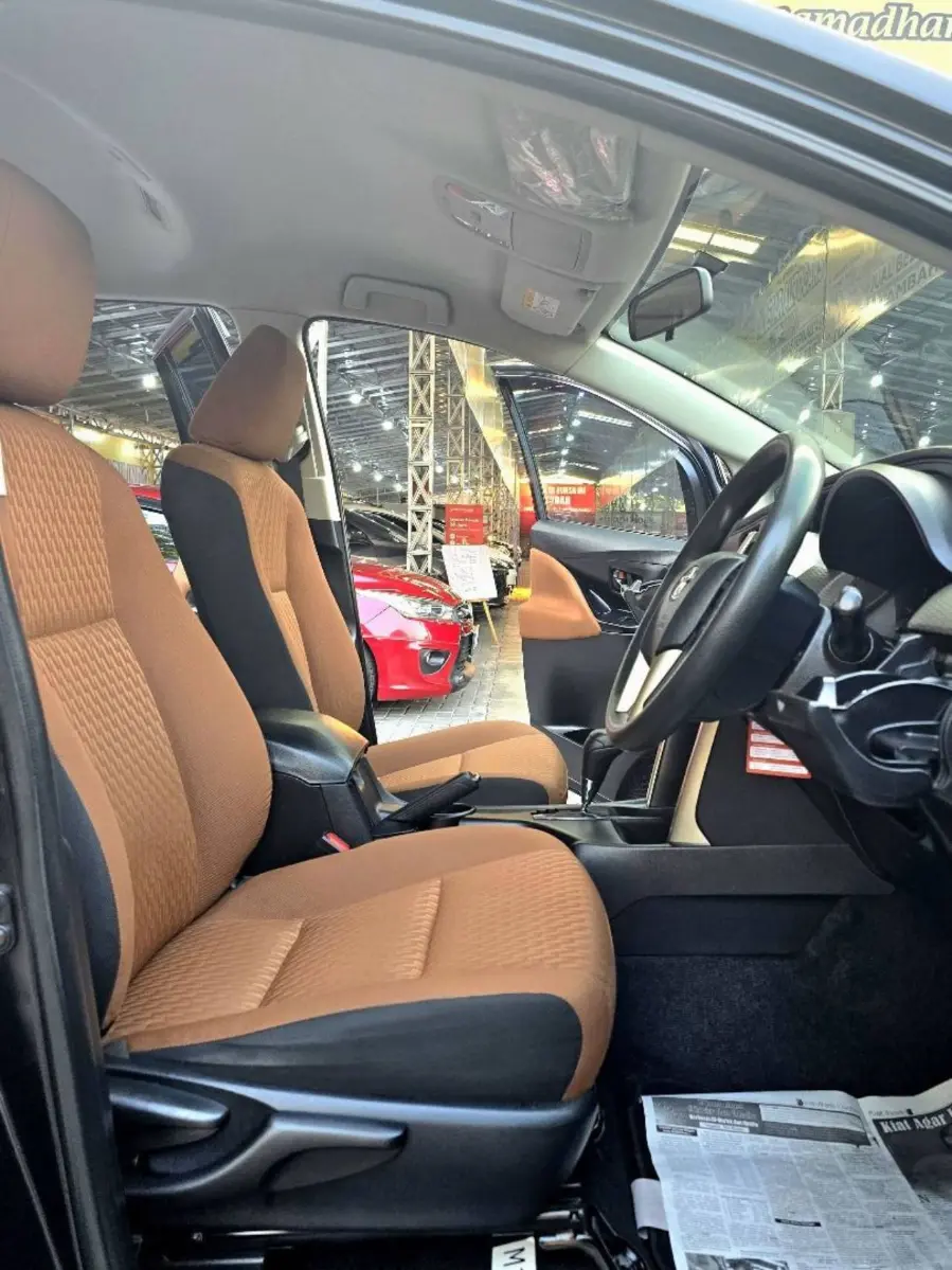 Foto Mobil Bekas Kabin Depan Toyota Kijang Innova 2.4 G tahun 2017