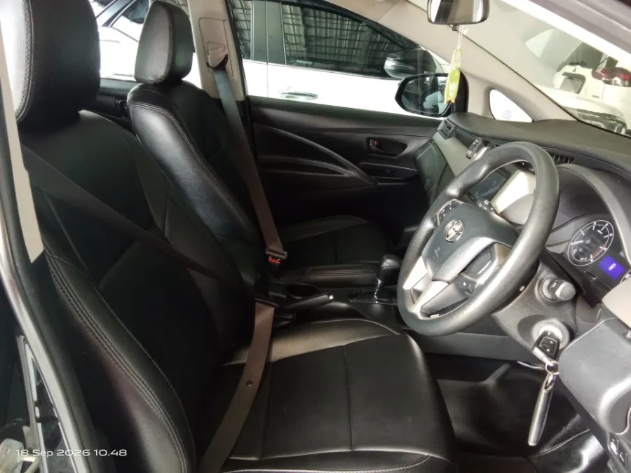 Foto Mobil Bekas Kabin Depan Toyota Kijang Innova 2.4 G tahun 2017