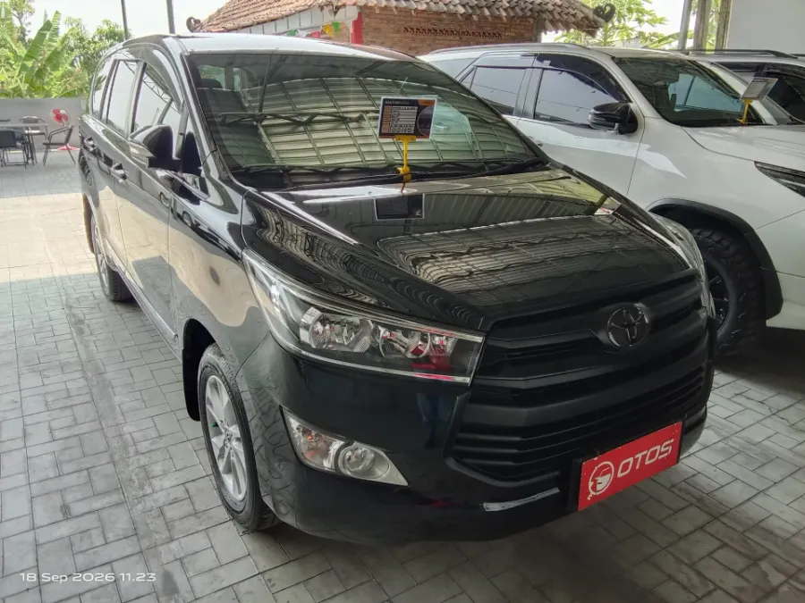 Foto Mobil Bekas Kanan Depan Toyota Kijang Innova 2.4 G tahun 2017