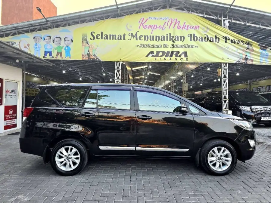 Foto Mobil Bekas Tampak Samping Toyota Kijang Innova 2.4 G tahun 2017