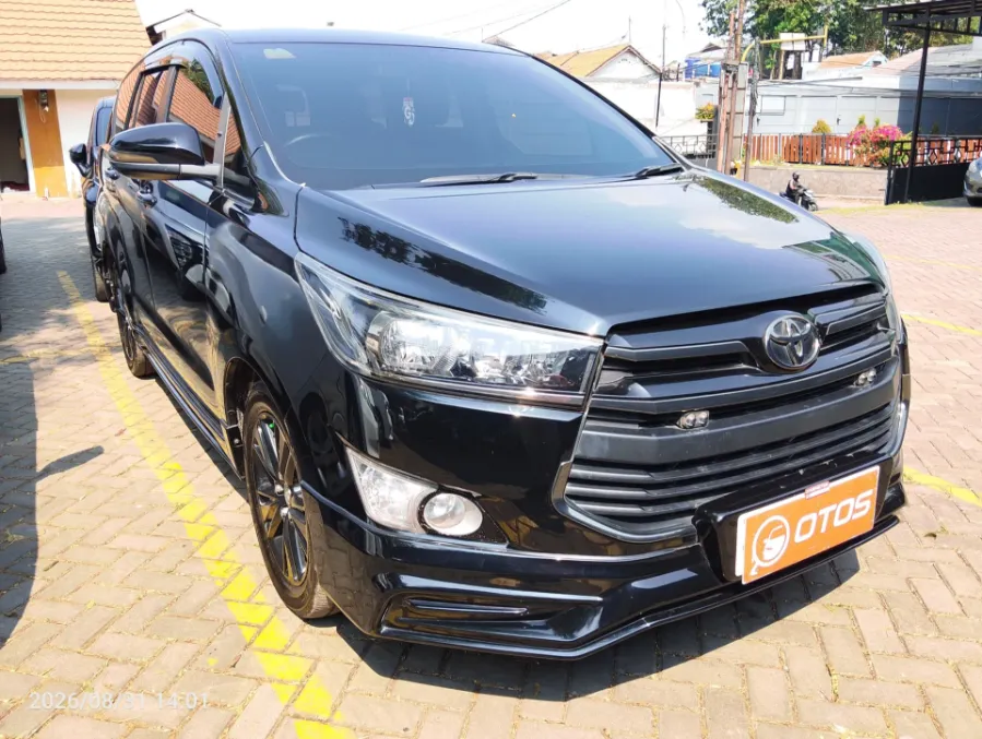 Foto Mobil Bekas Kanan Depan Toyota Kijang Innova 2.4 G tahun 2020