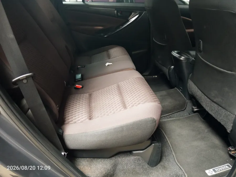 Foto Mobil Bekas Kabin Belakang Toyota Kijang Innova 2.4 G tahun 2021