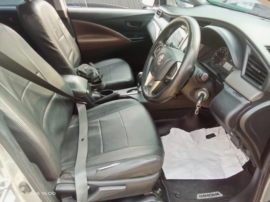 Foto Mobil Bekas Kabin Depan Toyota Kijang Innova 2.4 G tahun 2022