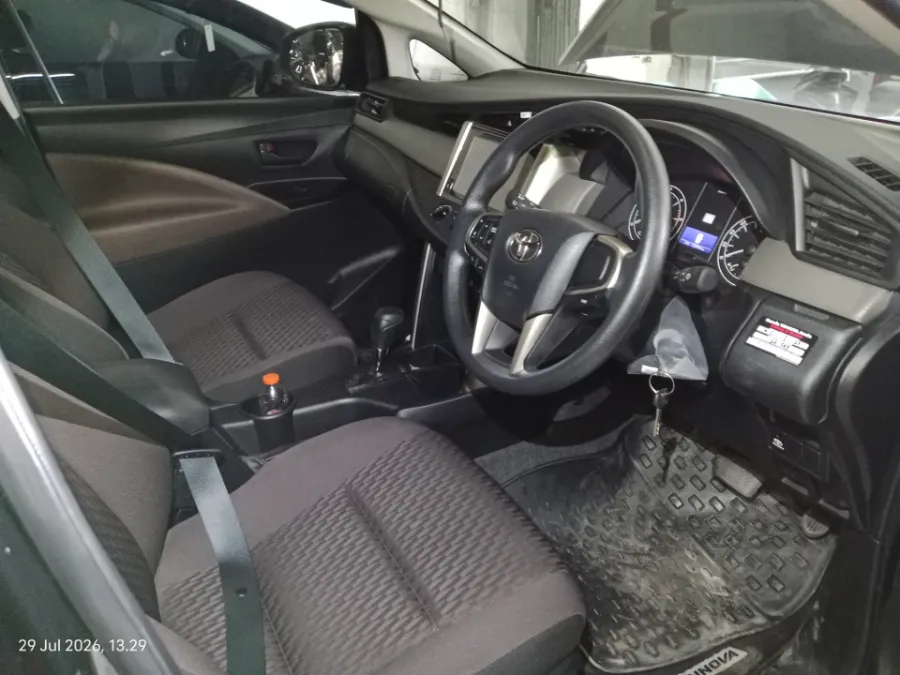 Foto Mobil Bekas Kabin Depan Toyota Kijang Innova 2.4 G tahun 2024