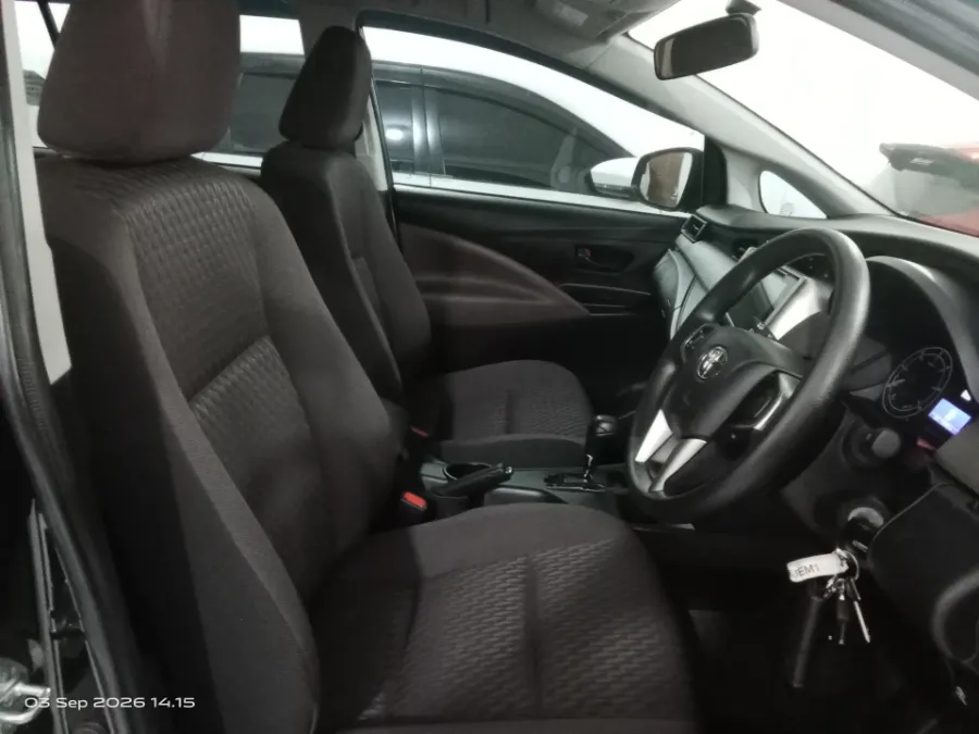 Foto Mobil Bekas Kabin Depan Toyota Kijang Innova 2.4 G tahun 2024