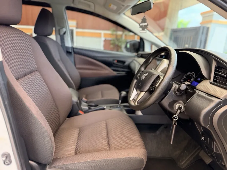 Foto Mobil Bekas Kabin Depan Toyota Kijang Innova 2.4 G tahun 2025