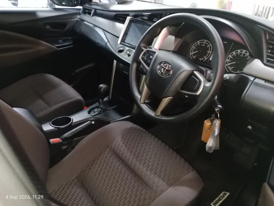 Foto Mobil Bekas Kabin Depan Toyota Kijang Innova 2.4 G tahun 2025