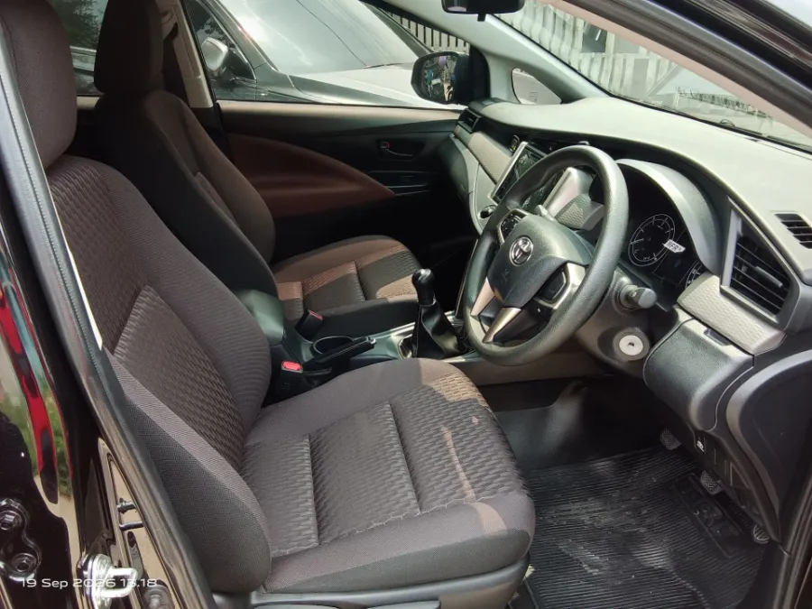 Foto Mobil Bekas Kabin Depan Toyota Kijang Innova 2.4 G tahun 2025