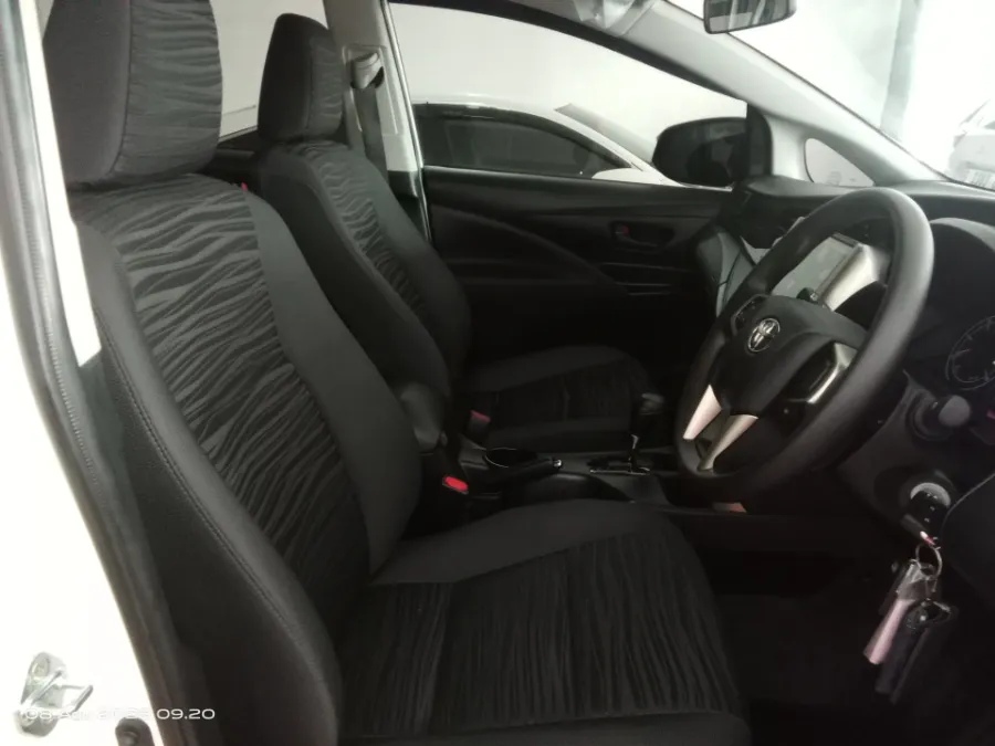 Foto Mobil Bekas Kabin Depan Toyota Kijang Innova 2.4 G tahun 2026