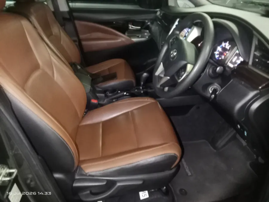 Foto Mobil Bekas Kabin Depan Toyota Kijang Innova 2.4 V tahun 2018