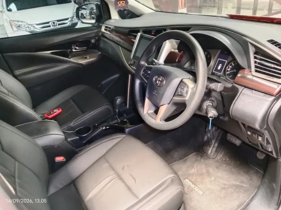 Foto Mobil Bekas Kabin Depan Toyota Kijang Innova 2.4 V tahun 2018
