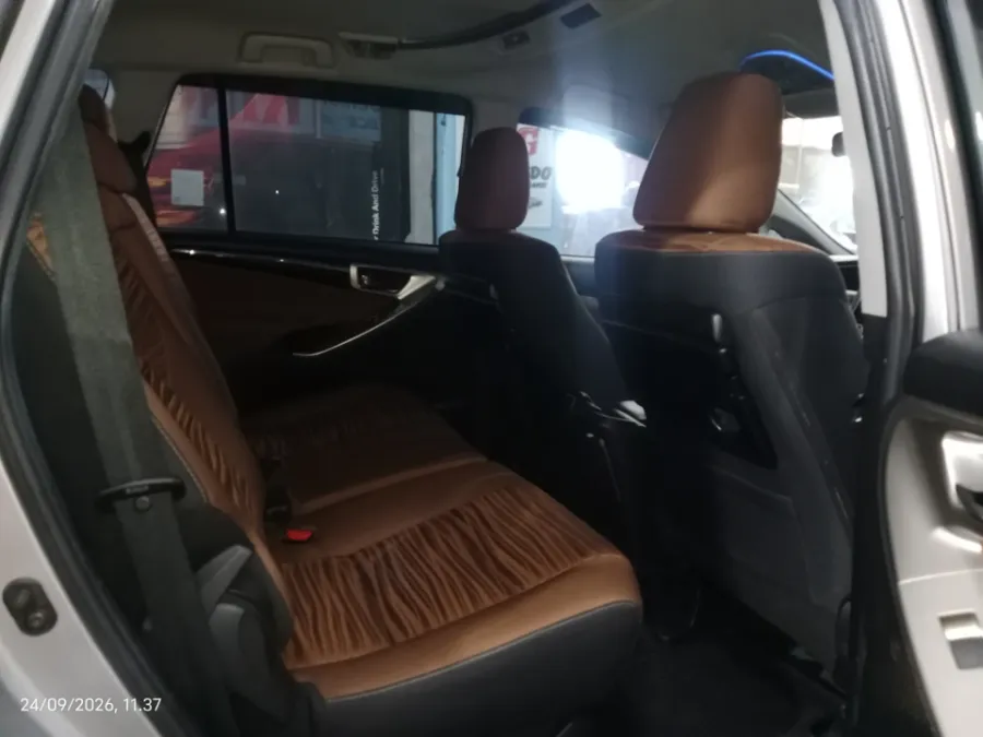 Foto Mobil Bekas Kabin Belakang Toyota Kijang Innova 2.4 V tahun 2019