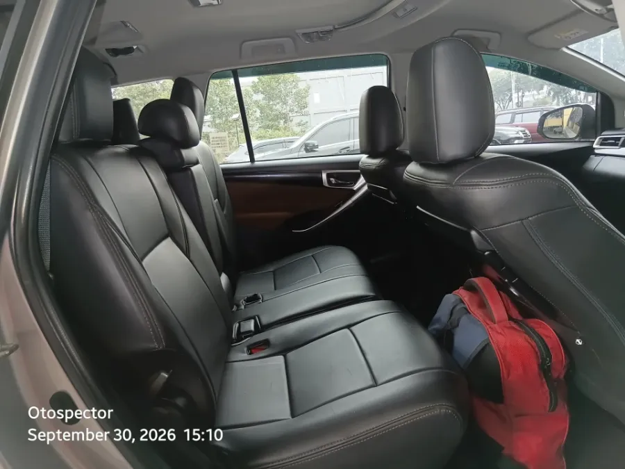 Foto Mobil Bekas Kabin Belakang Toyota Kijang Innova 2.4 V tahun 2019