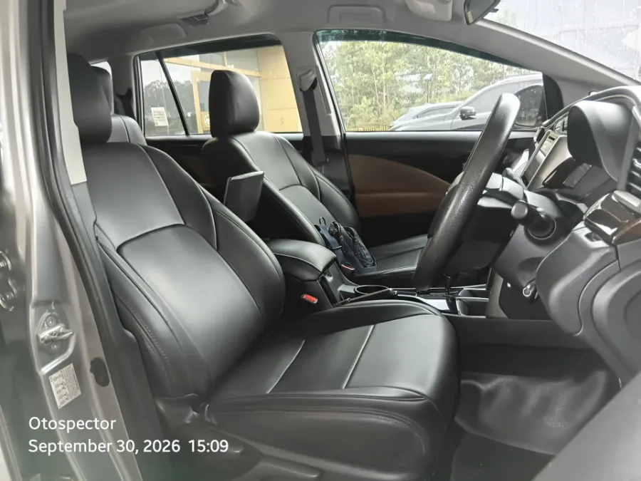 Foto Mobil Bekas Kabin Depan Toyota Kijang Innova 2.4 V tahun 2019