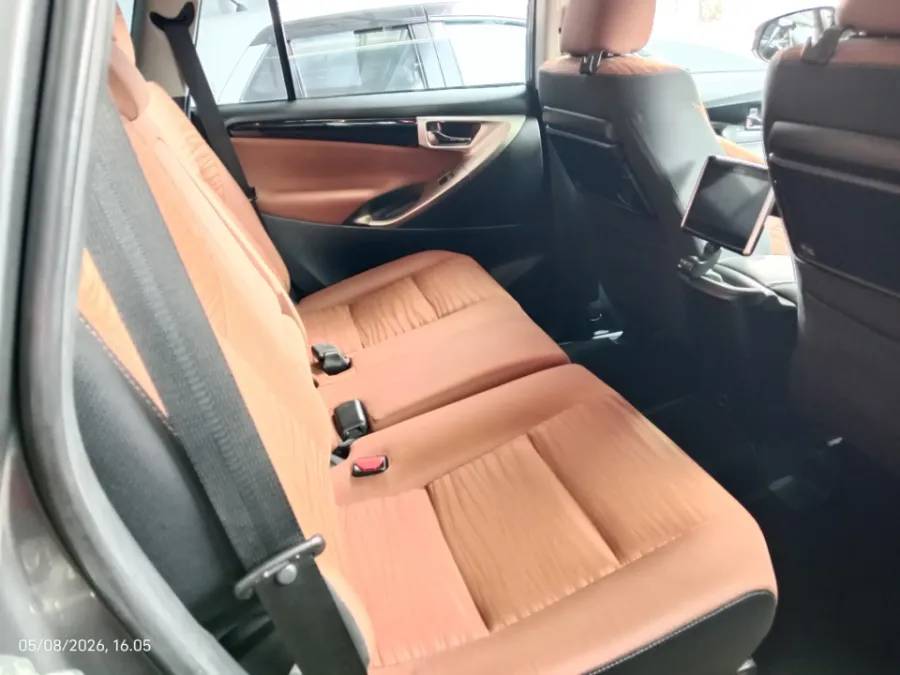 Foto Mobil Bekas Kabin Belakang Toyota Kijang Innova 2.4 V tahun 2020