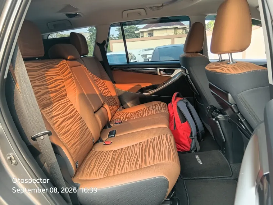 Foto Mobil Bekas Kabin Belakang Toyota Kijang Innova 2.4 V tahun 2020