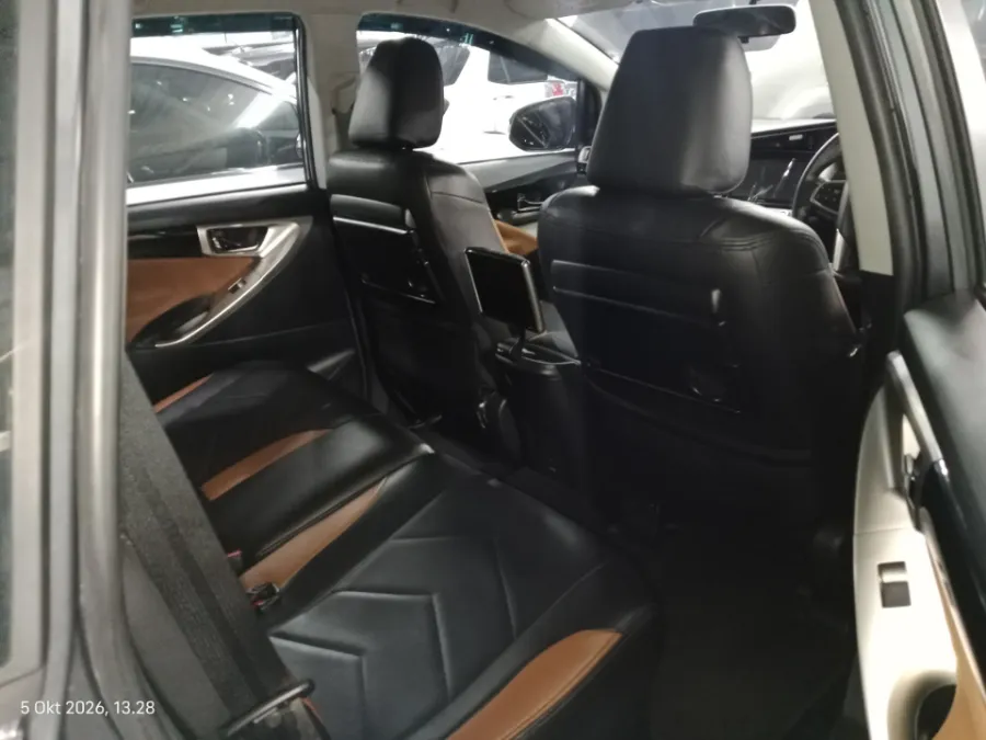 Foto Mobil Bekas Kabin Belakang Toyota Kijang Innova 2.4 V tahun 2020