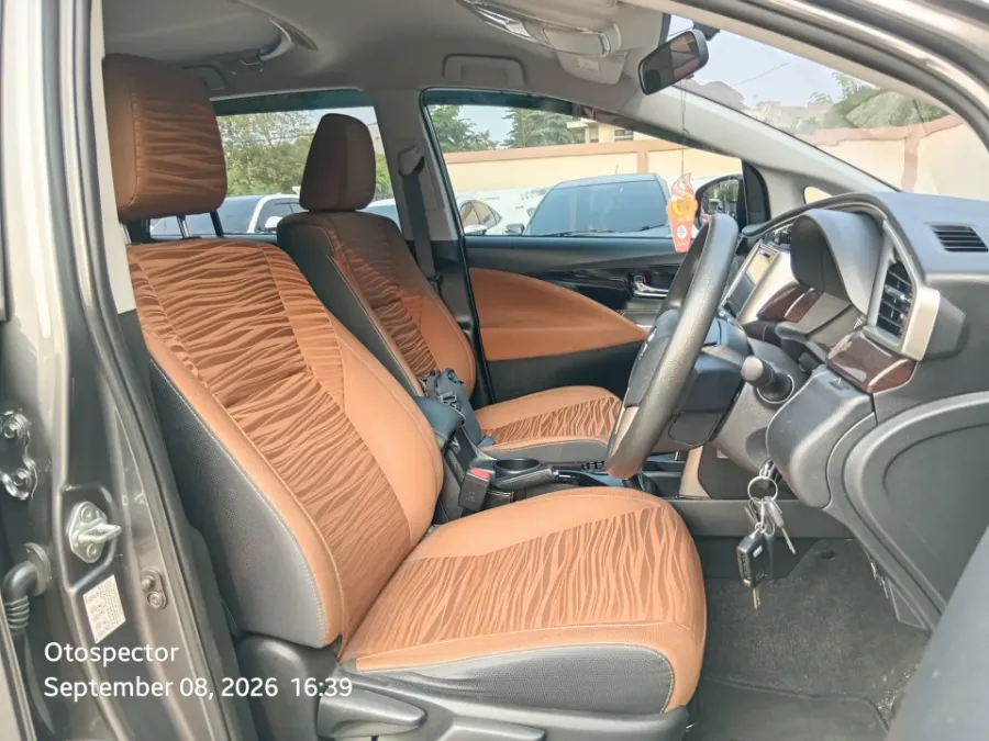 Foto Mobil Bekas Kabin Depan Toyota Kijang Innova 2.4 V tahun 2020